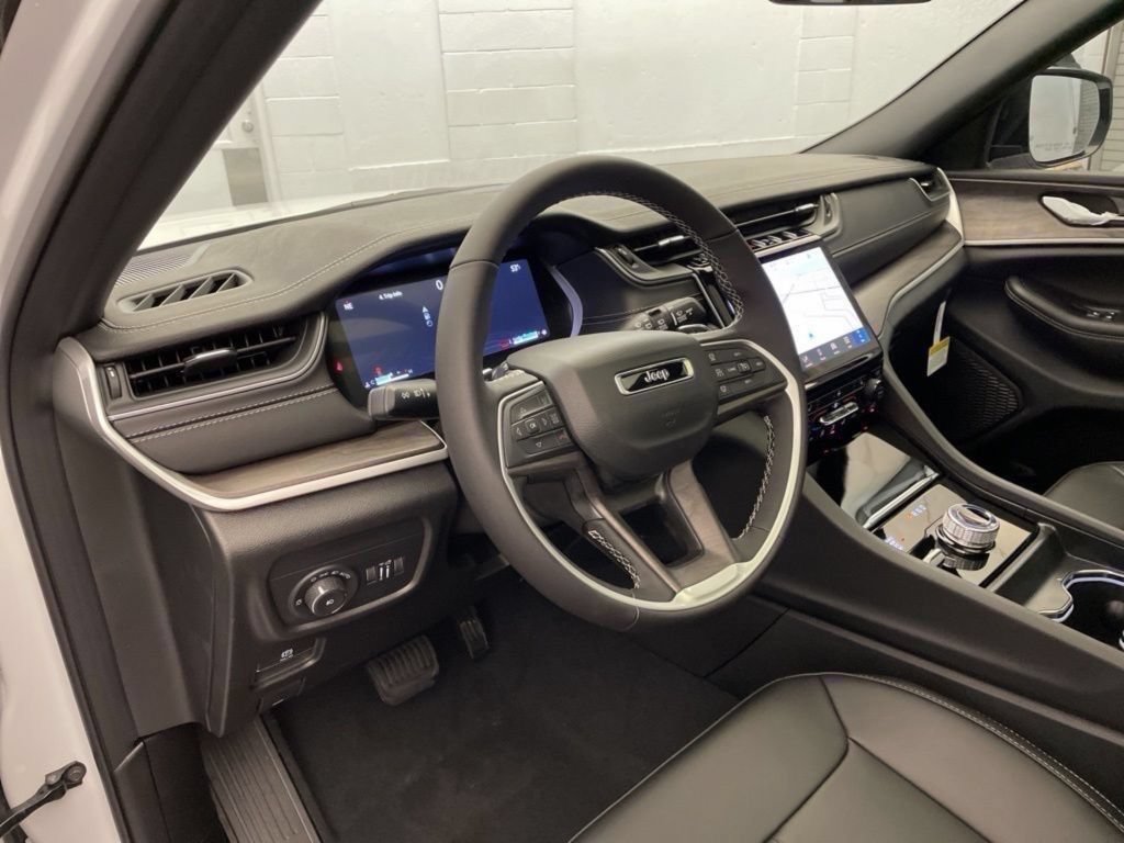 New 2025 Jeep Grand Cherokee Limited AWD/4WD image 16