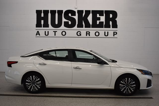 Used 2025 Nissan Altima 2.5 SV FWD image 2