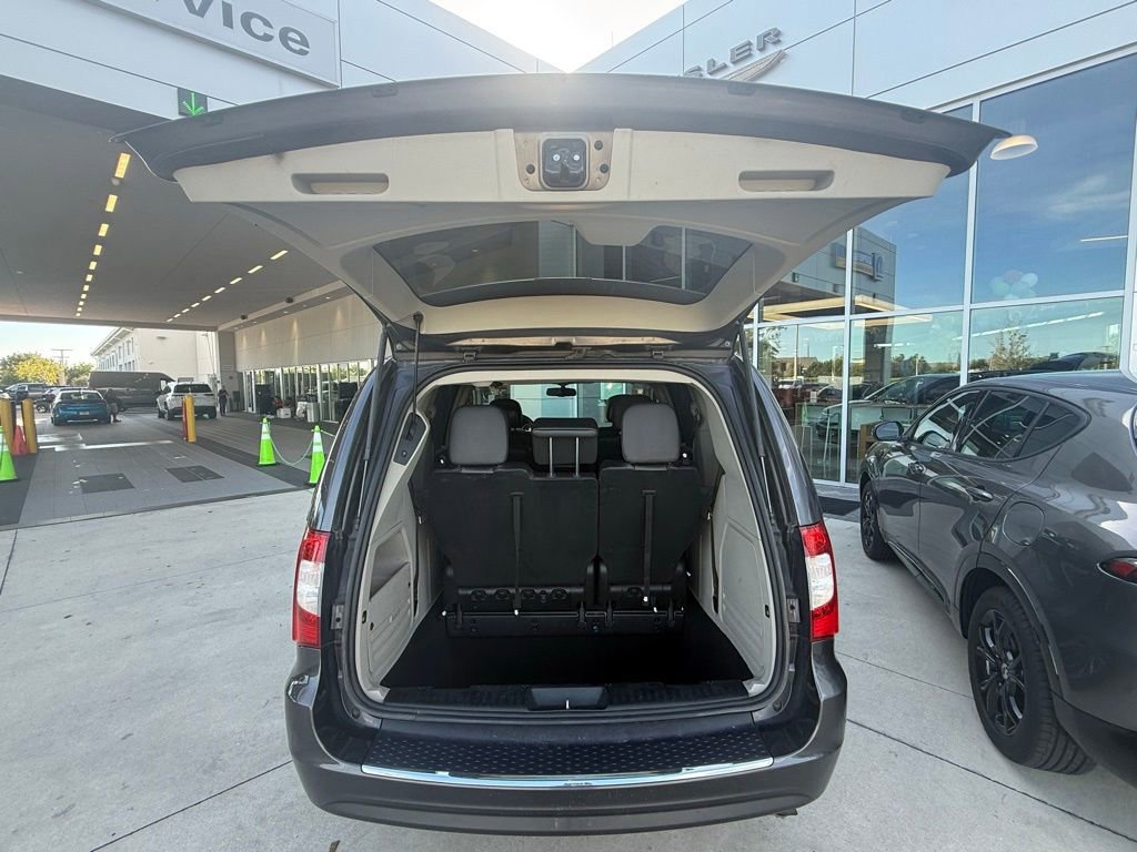 Used 2016 Chrysler Town & Country Touring w/ Driver Convenience Group image 38