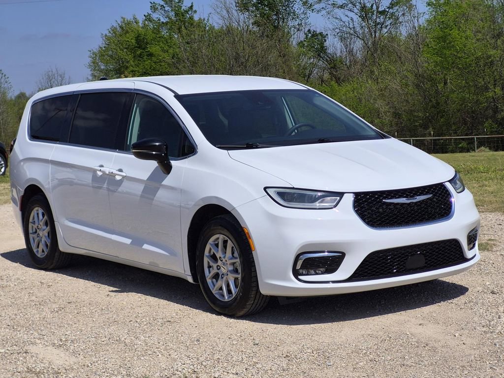 Used 2024 Chrysler Pacifica Touring-L FWD image 2