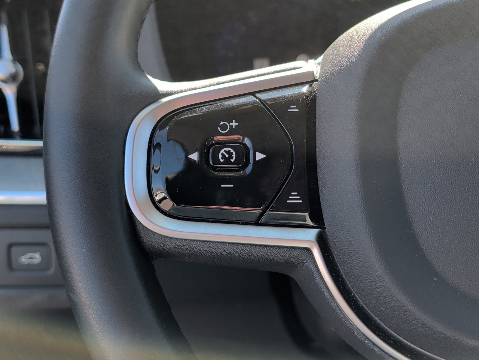 Certified 2025 Volvo XC60 B5 Plus image 25