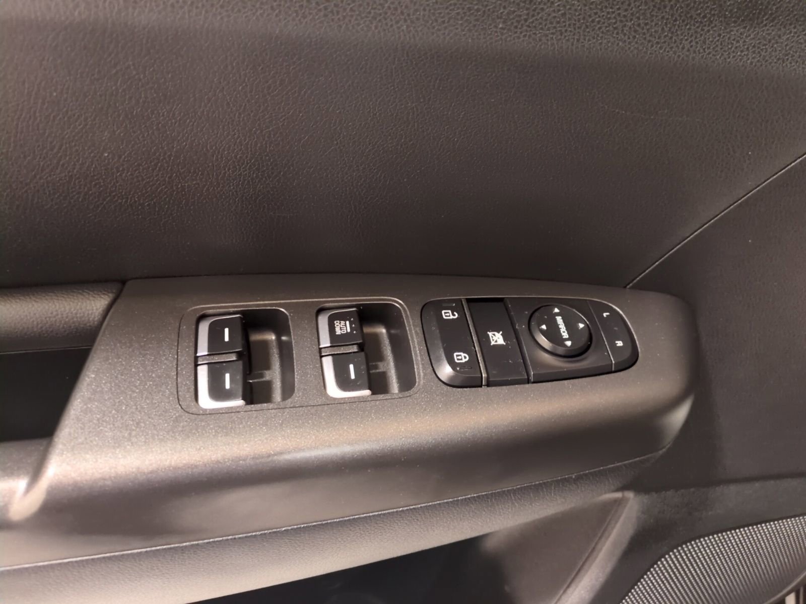 Used 2020 Kia Sportage LX image 16