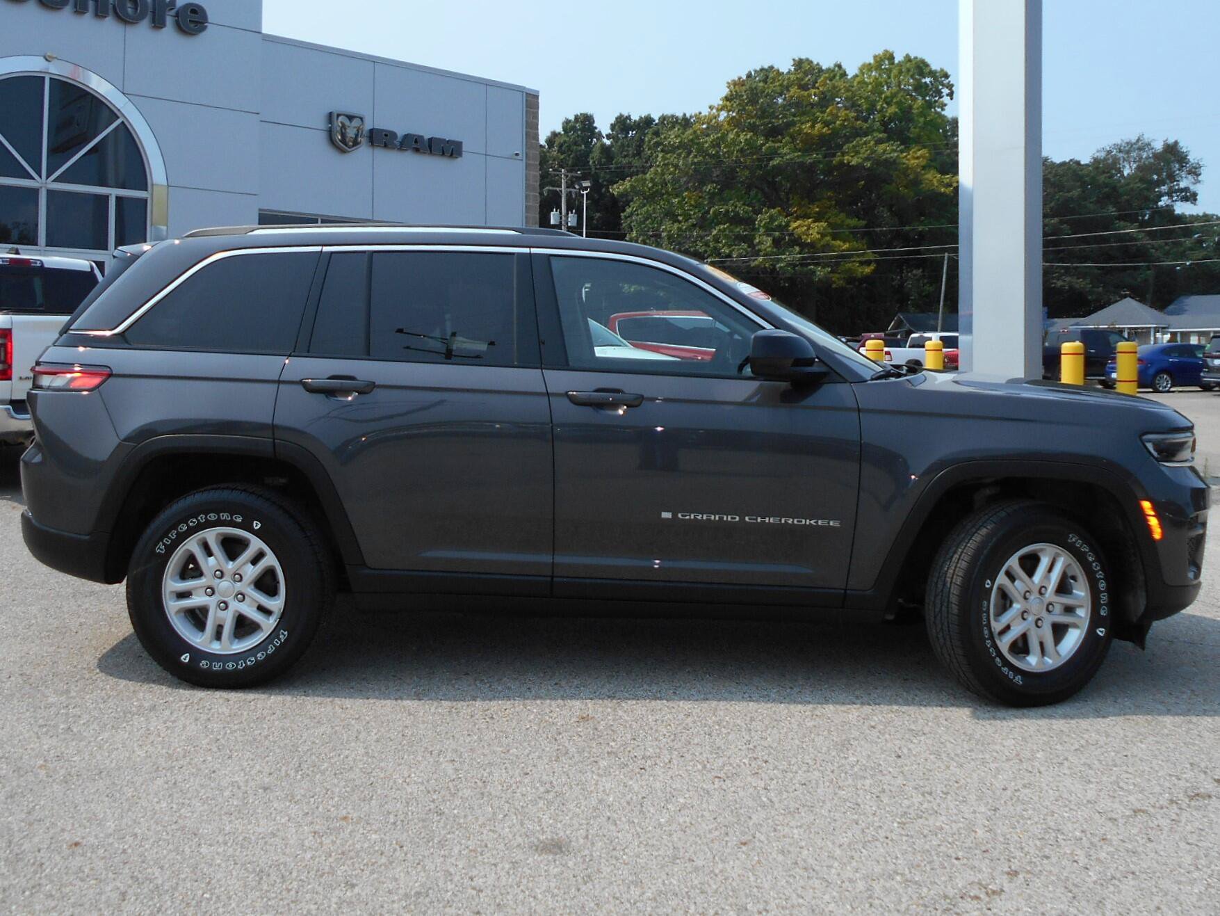 Certified 2023 Jeep Grand Cherokee Laredo w/ Luxury Tech Group I AWD/4WD image 28