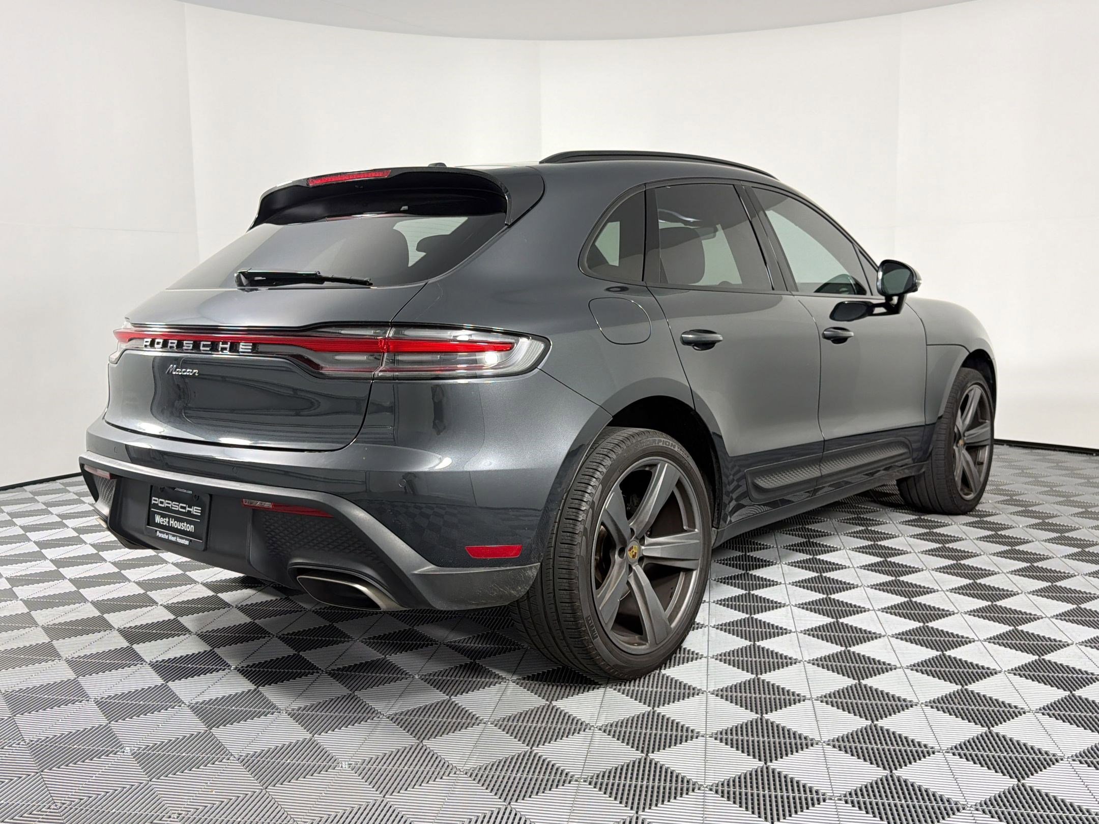 Certified 2023 Porsche Macan image 9