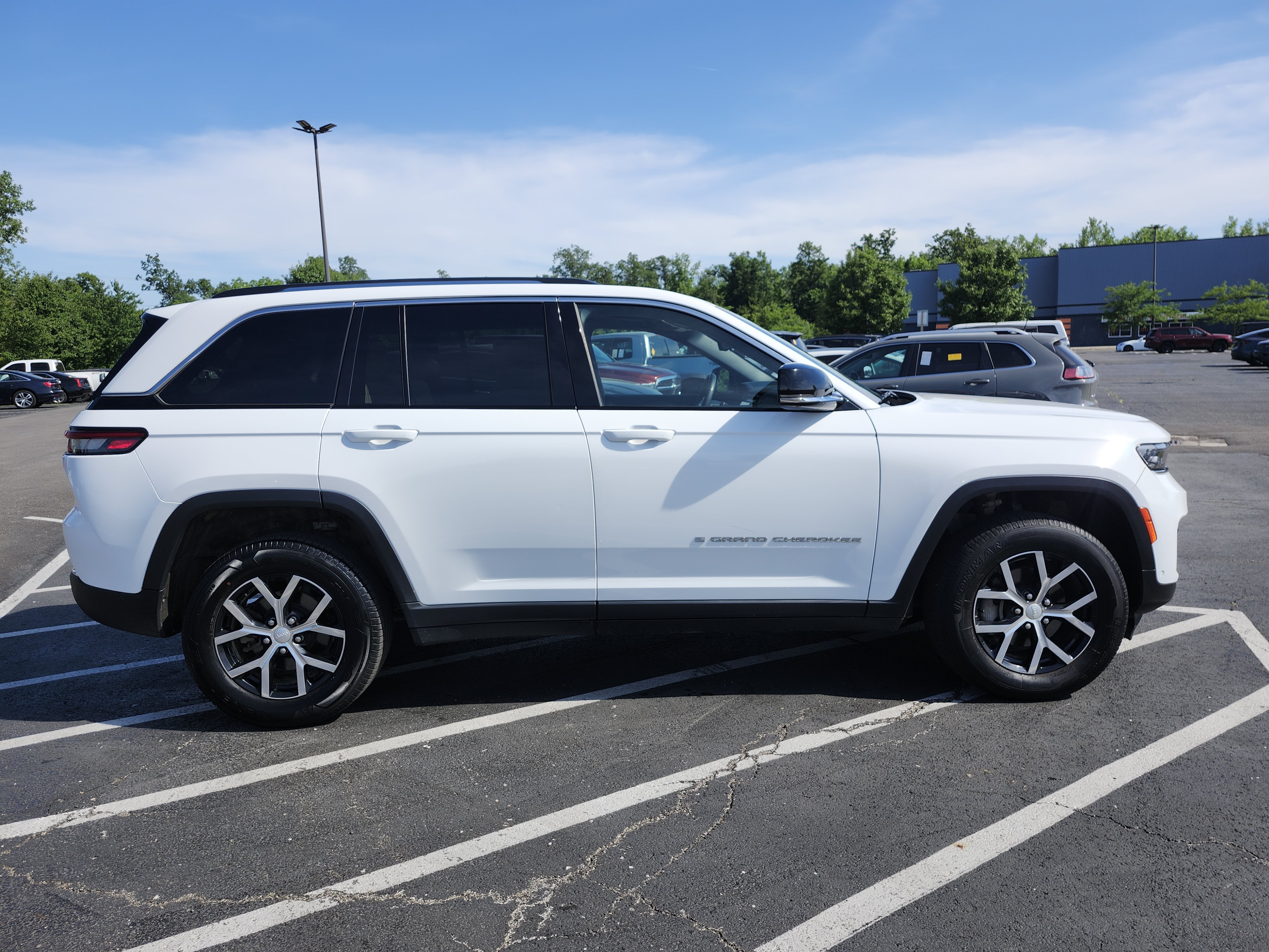 Used 2023 Jeep Grand Cherokee Limited w/ Luxury Tech Group II RWD image 18