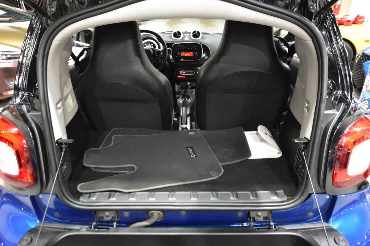 Used 2016 smart fortwo pure RWD image 27