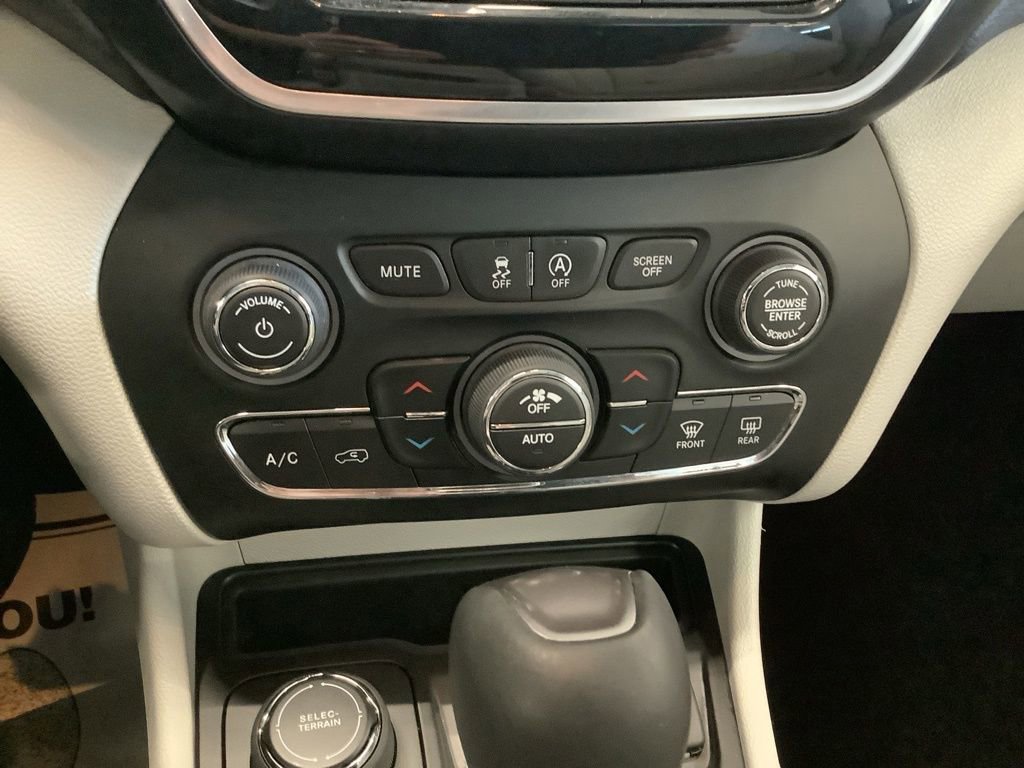 Used 2019 Jeep Cherokee Limited w/ Luxury Group AWD/4WD image 17