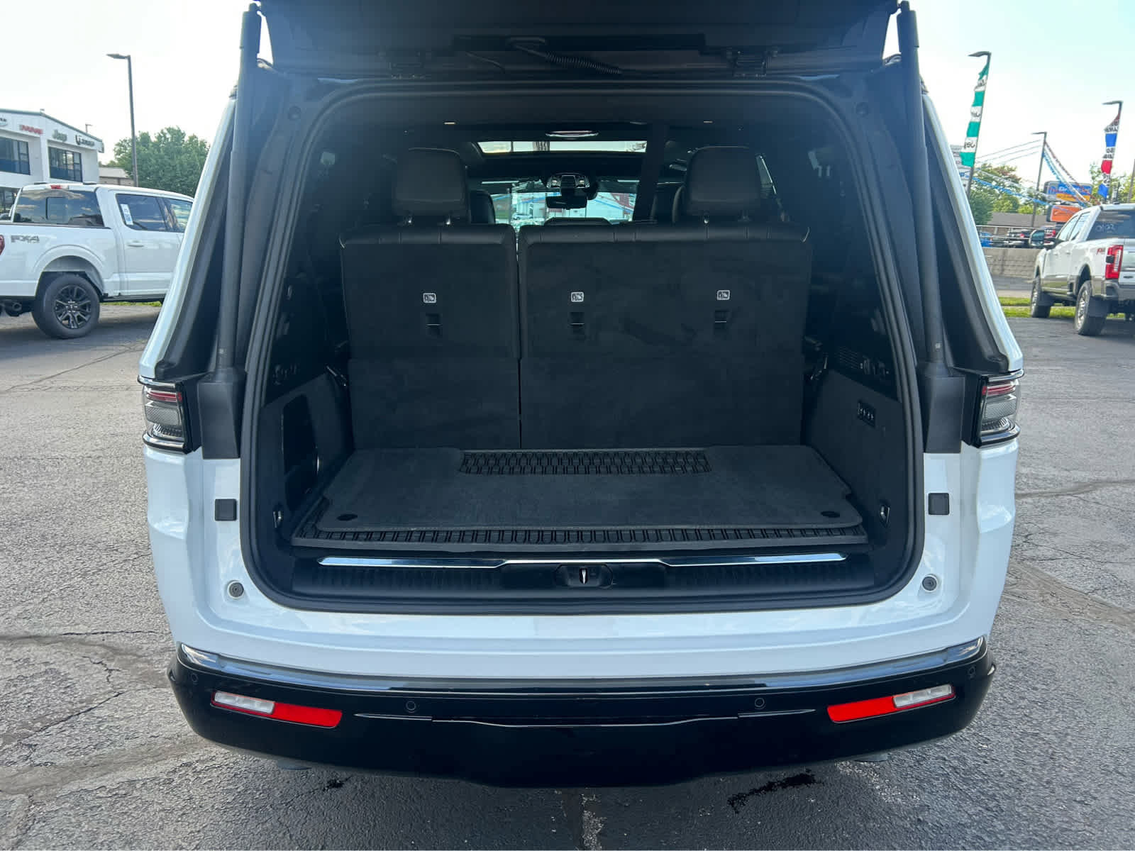 Used 2025 Jeep Grand Wagoneer Series II Obsidian w/ Quick Order Packagew 28T AWD/4WD image 7