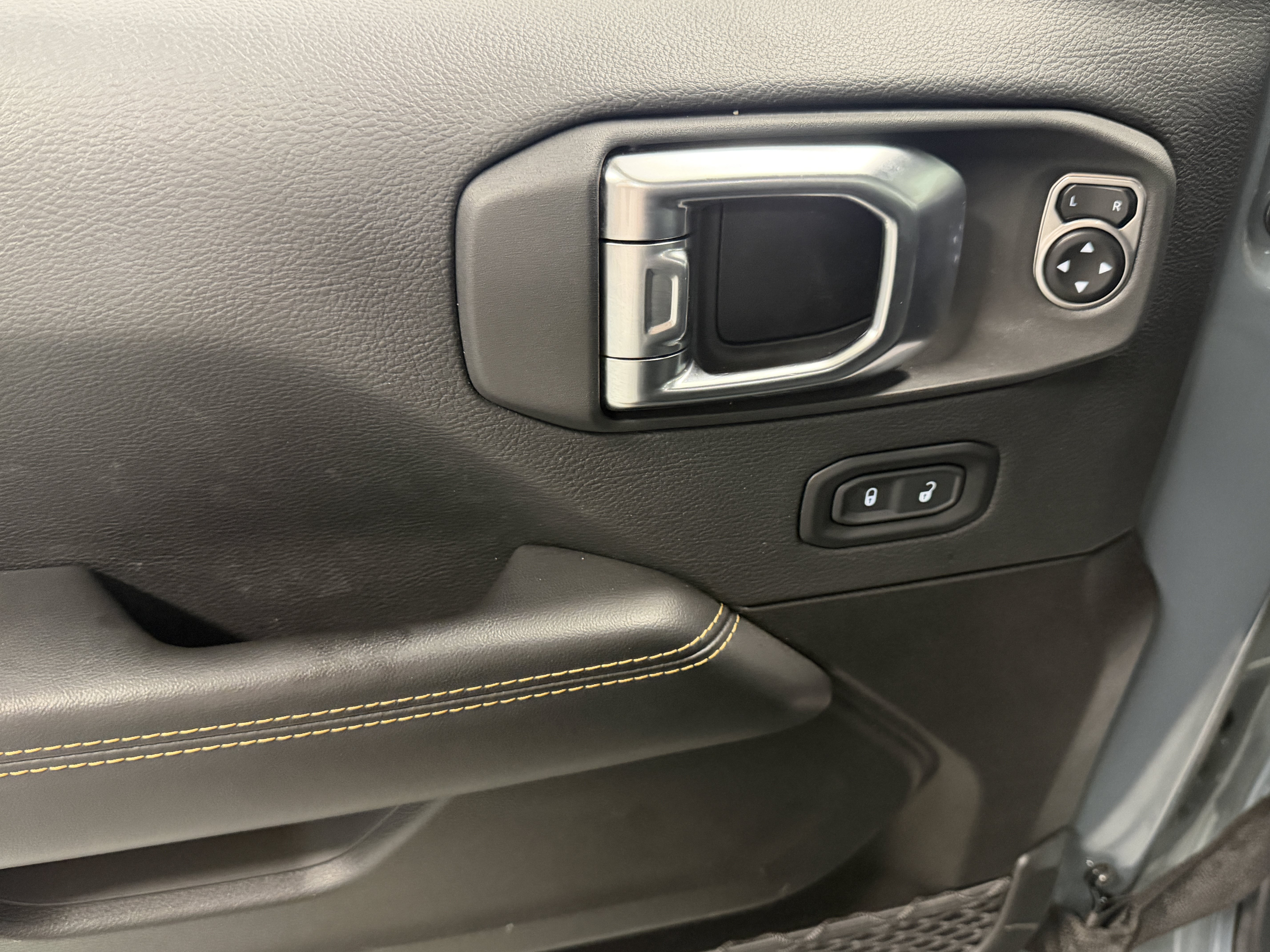 Used 2025 Jeep Wrangler Unlimited Sahara AWD/4WD image 16