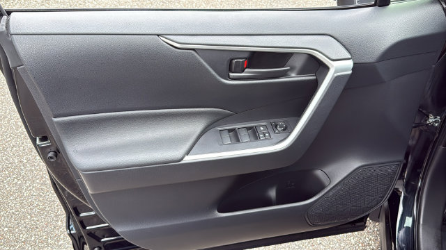 Used 2025 Toyota RAV4 LE AWD/4WD image 17