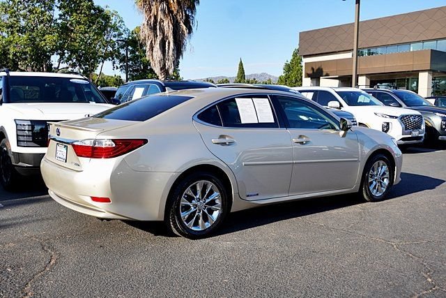 Used 2014 Lexus ES 300h w/ Luxury Package w/Bamboo Trim FWD image 4
