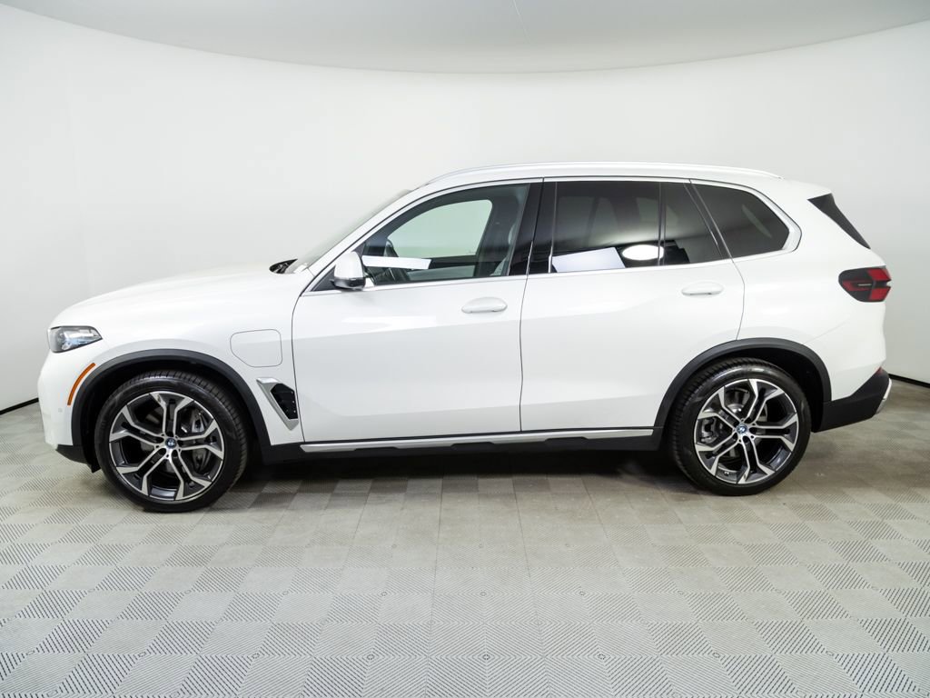 Used 2025 BMW X5 xDrive50e w/ Parking Assistance Package AWD/4WD image 2