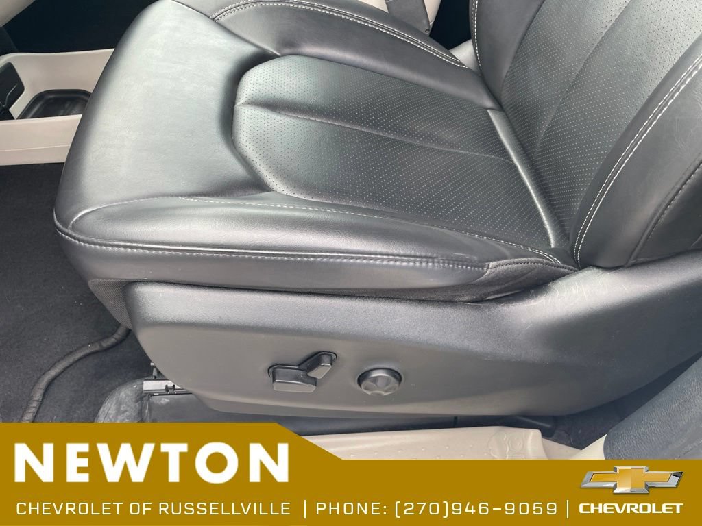 Used 2023 Chrysler Pacifica Touring-L FWD image 6