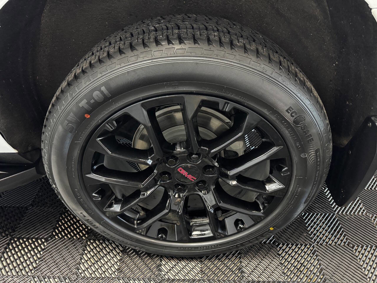 Used 2023 GMC Yukon XL SLE image 18