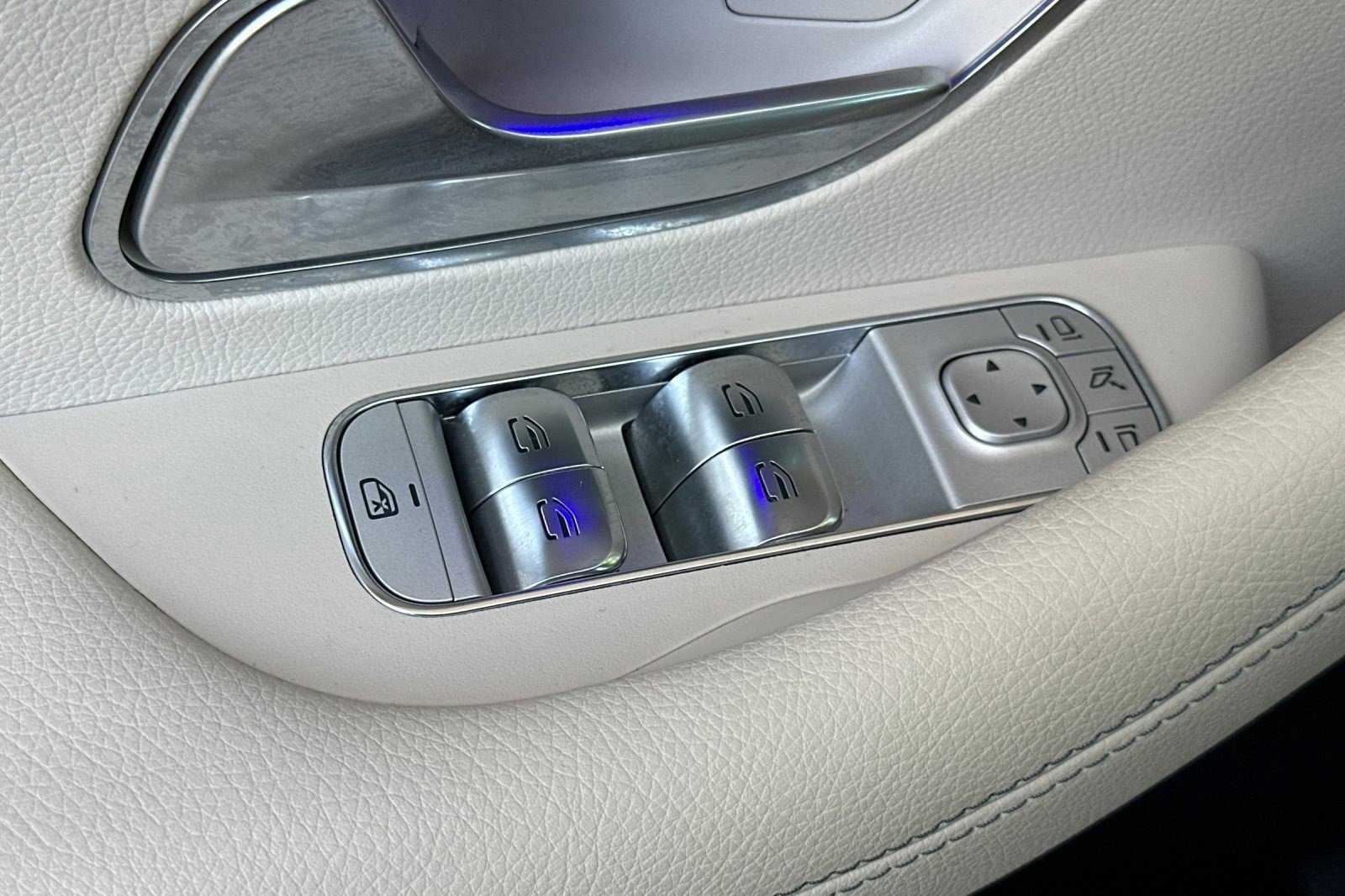 Used 2025 Mercedes-Benz GLE 450e 4MATIC image 13