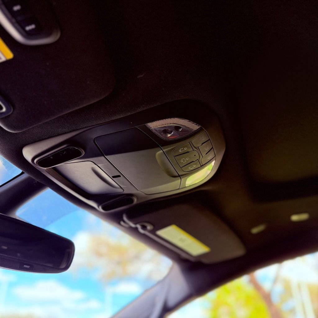 Used 2025 Chrysler Pacifica Limited image 16