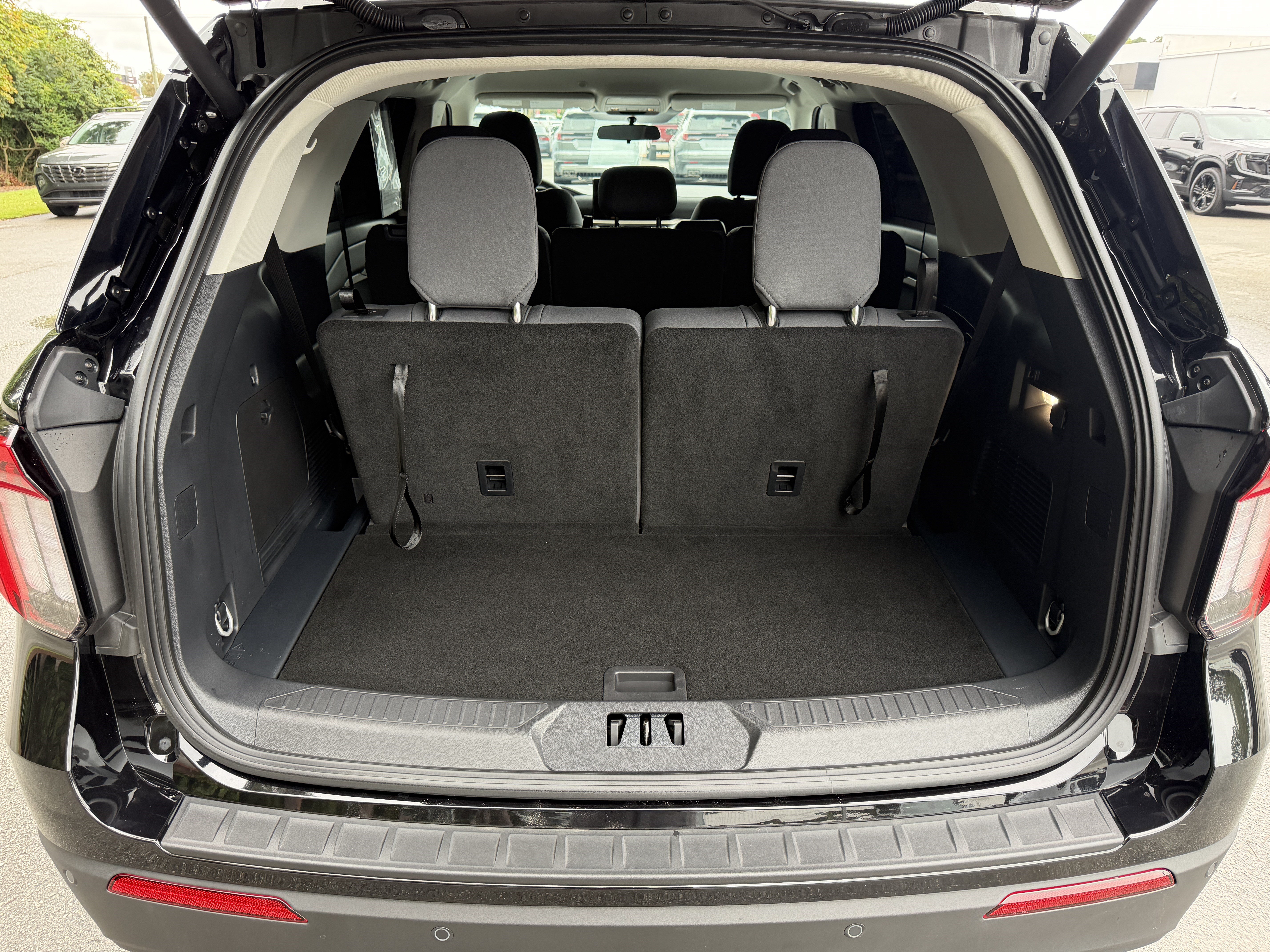 Used 2026 Ford Explorer Active AWD/4WD image 4