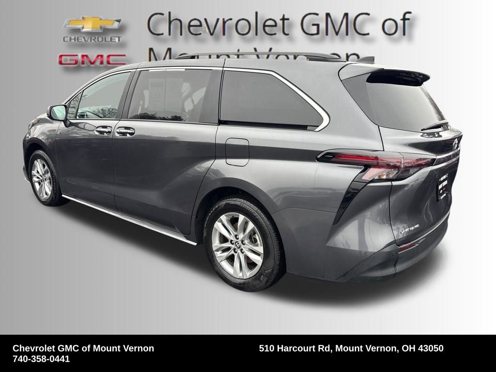 Used 2025 Toyota Sienna XLE image 3