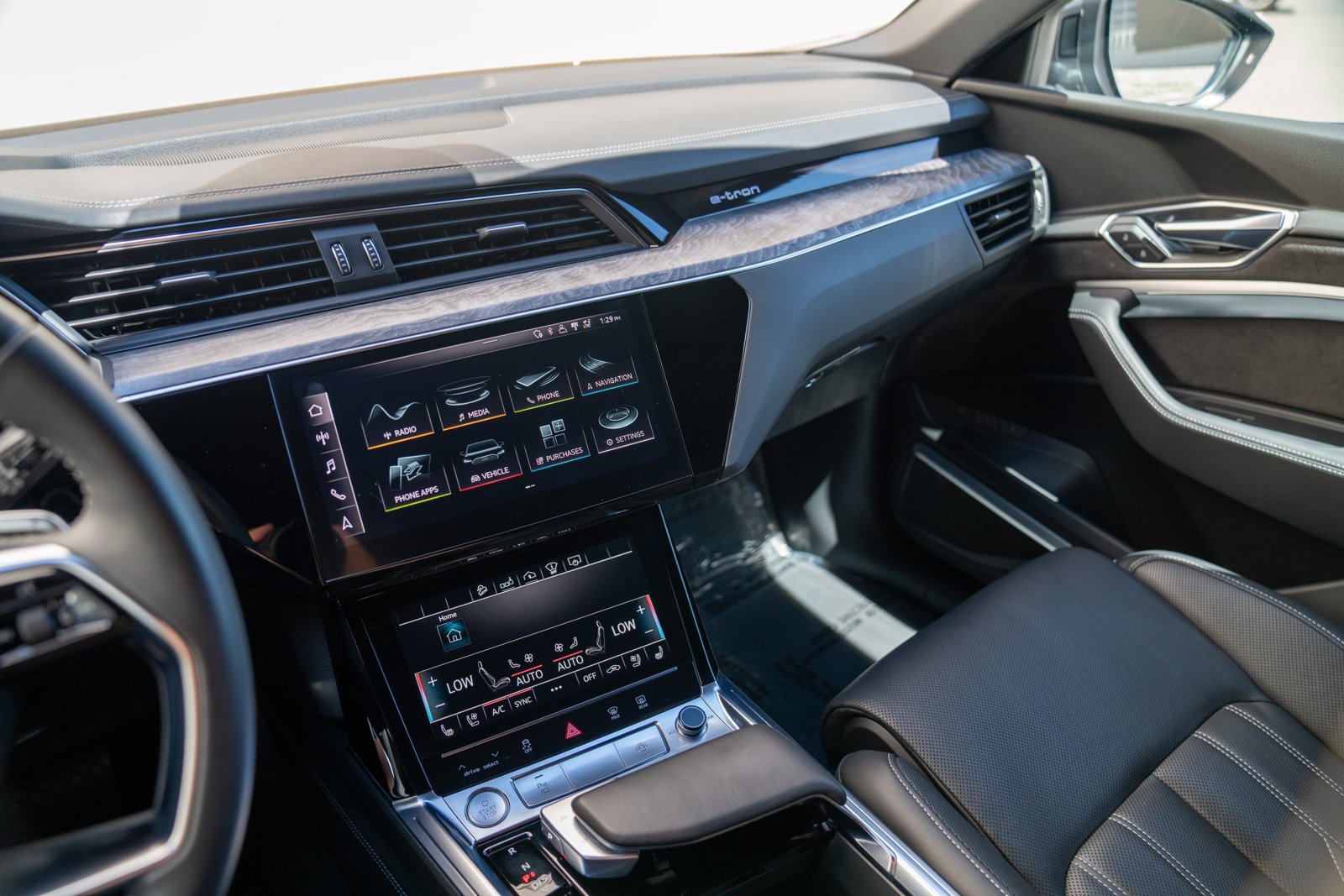 Used 2019 Audi e-tron Prestige w/ Prestige Package AWD/4WD image 14