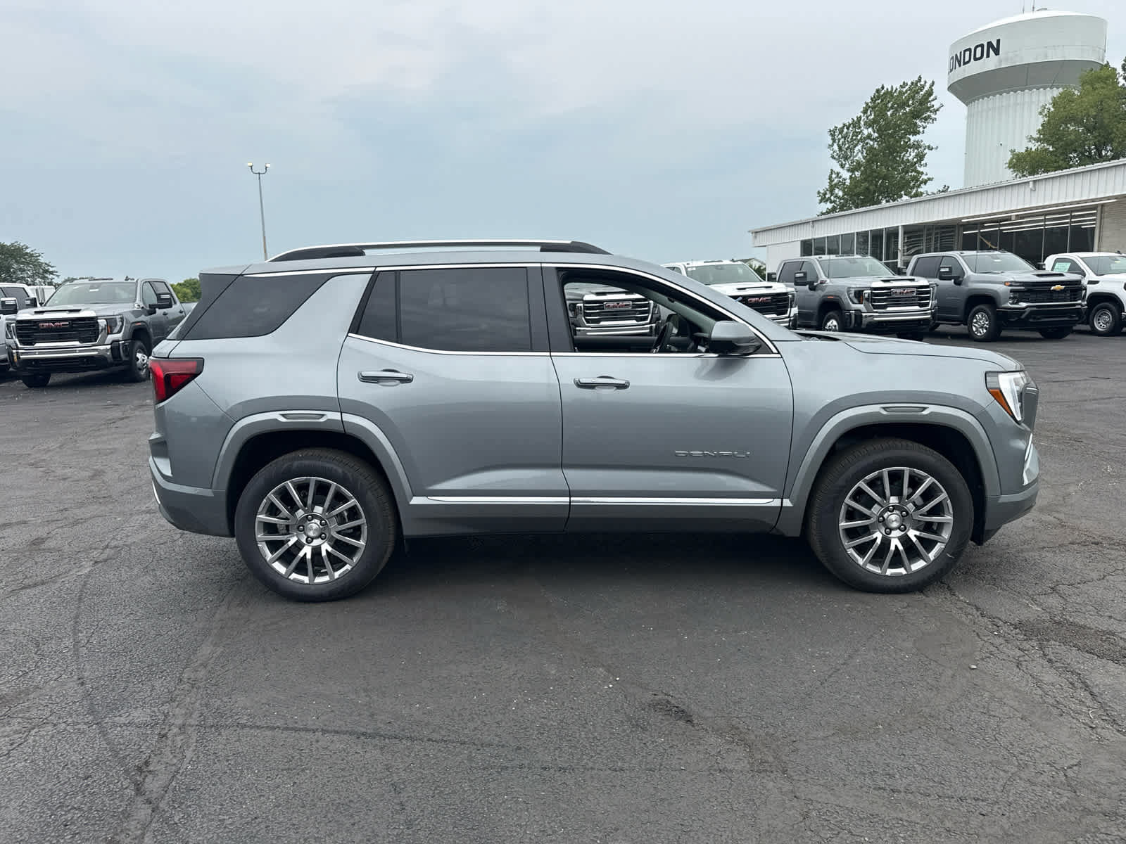 New 2027 GMC Terrain Denali w/ LPO, Floor Liner Package AWD/4WD image 6