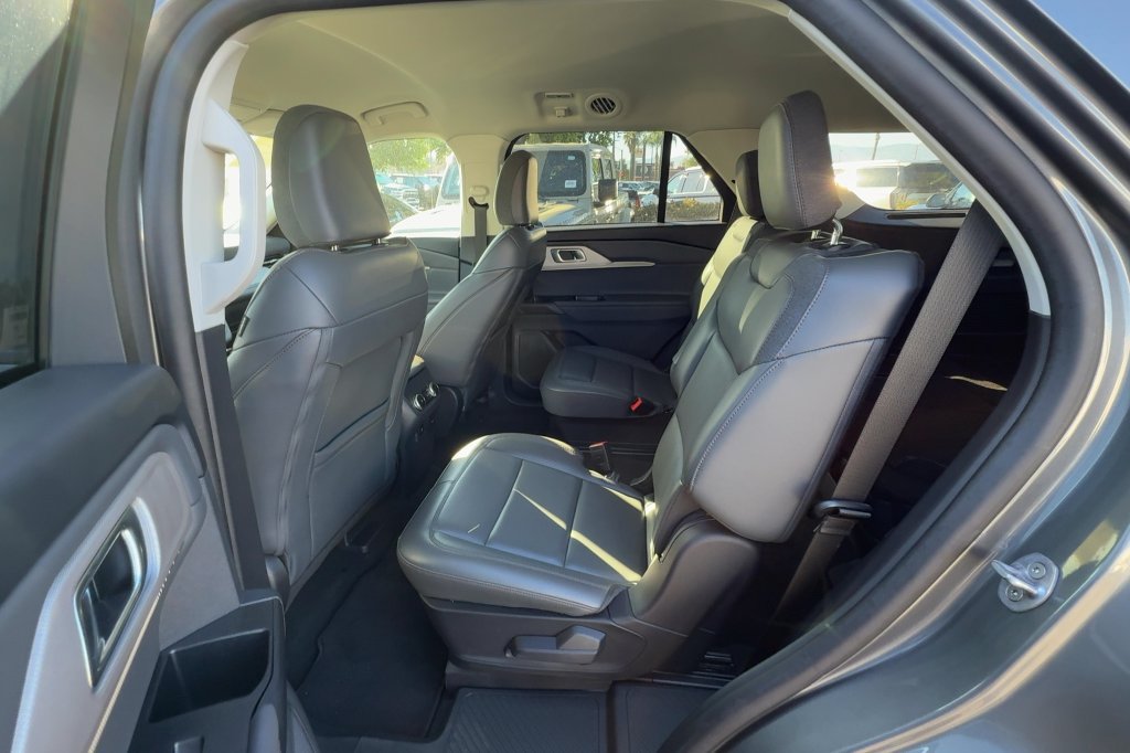 Used 2025 Ford Explorer Active w/ Active Comfort Package RWD image 12