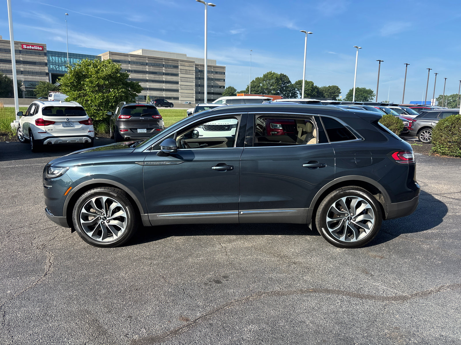 Used 2023 Lincoln Nautilus Reserve w/ Cargo Utility Package AWD/4WD image 4