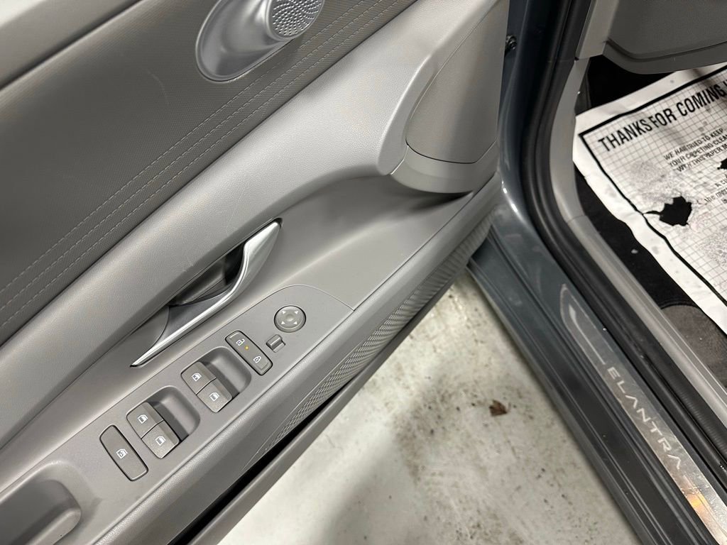 Used 2025 Hyundai Elantra SE image 9