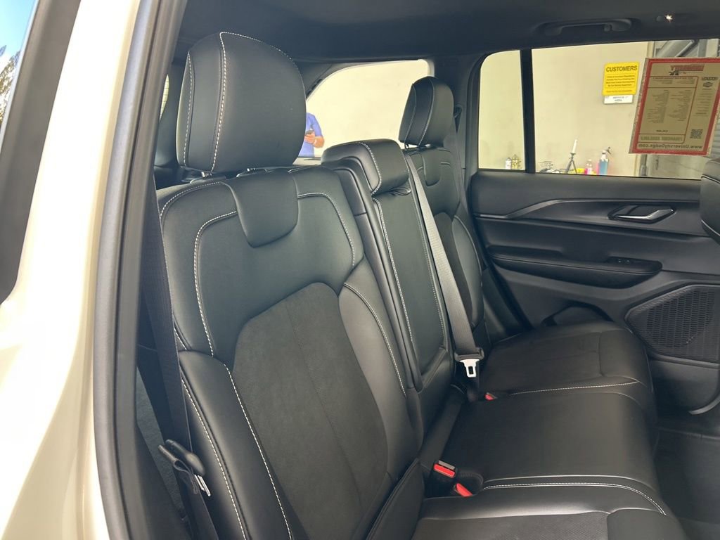 Used 2025 Jeep Grand Cherokee Altitude RWD image 28