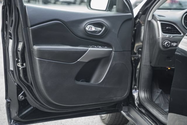 Used 2019 Jeep Cherokee Latitude Plus FWD image 35