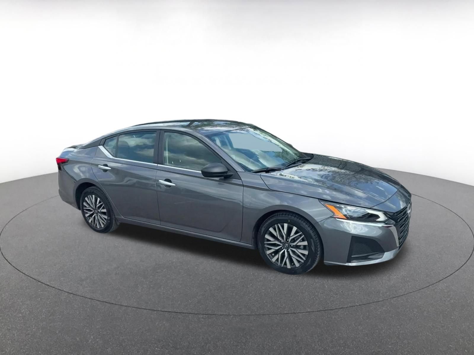 Used 2025 Nissan Altima 2.5 SV FWD image 2