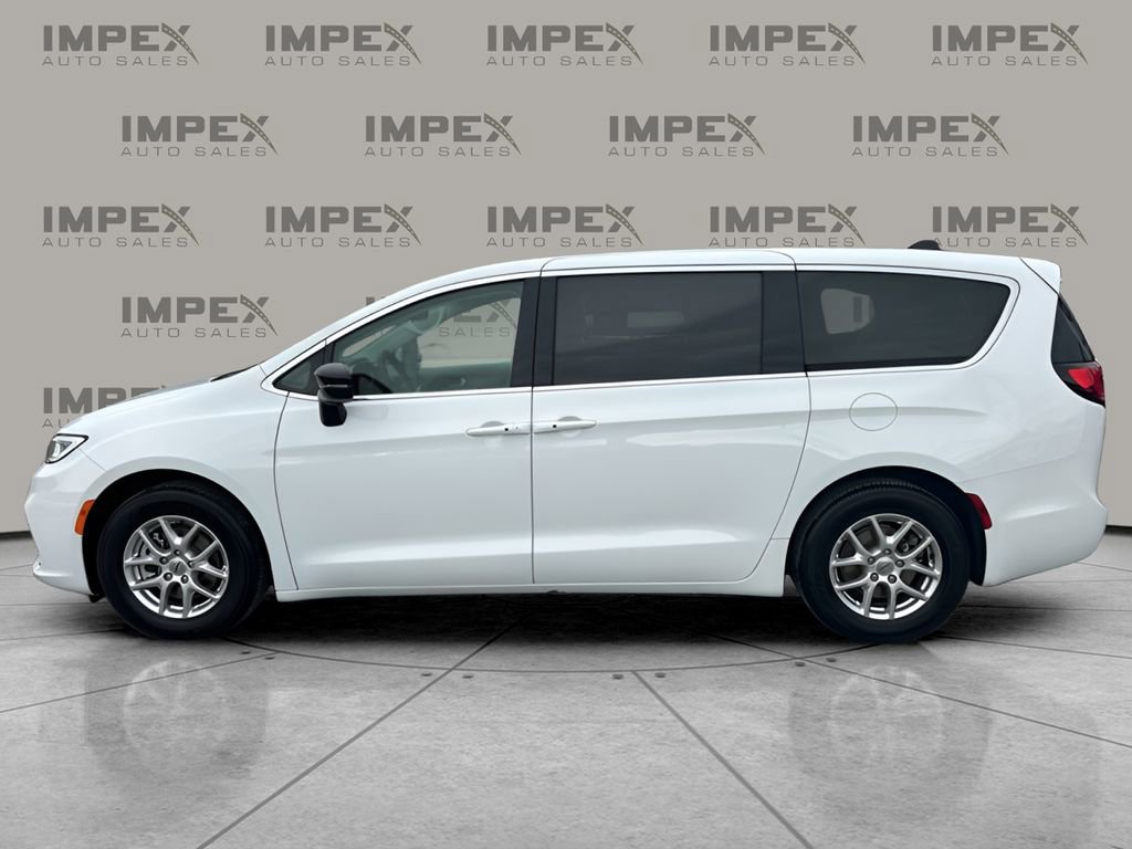 Used 2024 Chrysler Pacifica Touring-L image 2