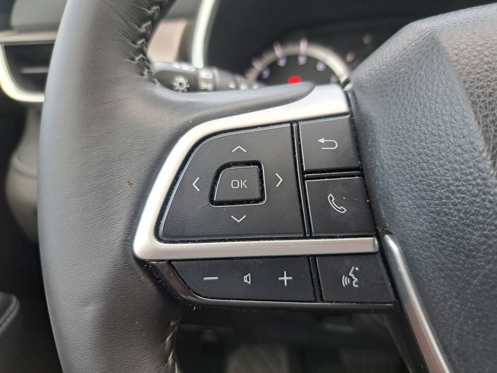 Used 2024 Toyota Highlander XLE FWD image 14