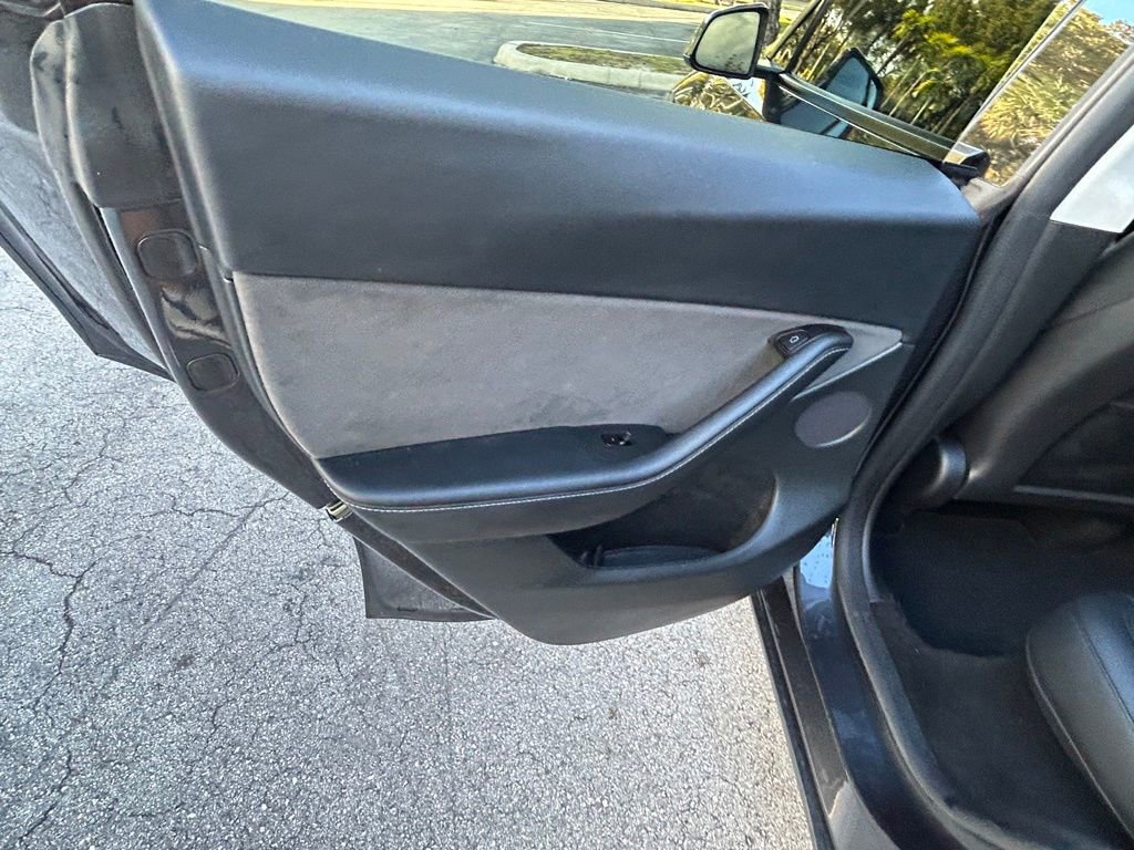 Used 2025 Tesla Model Y Long Range image 38