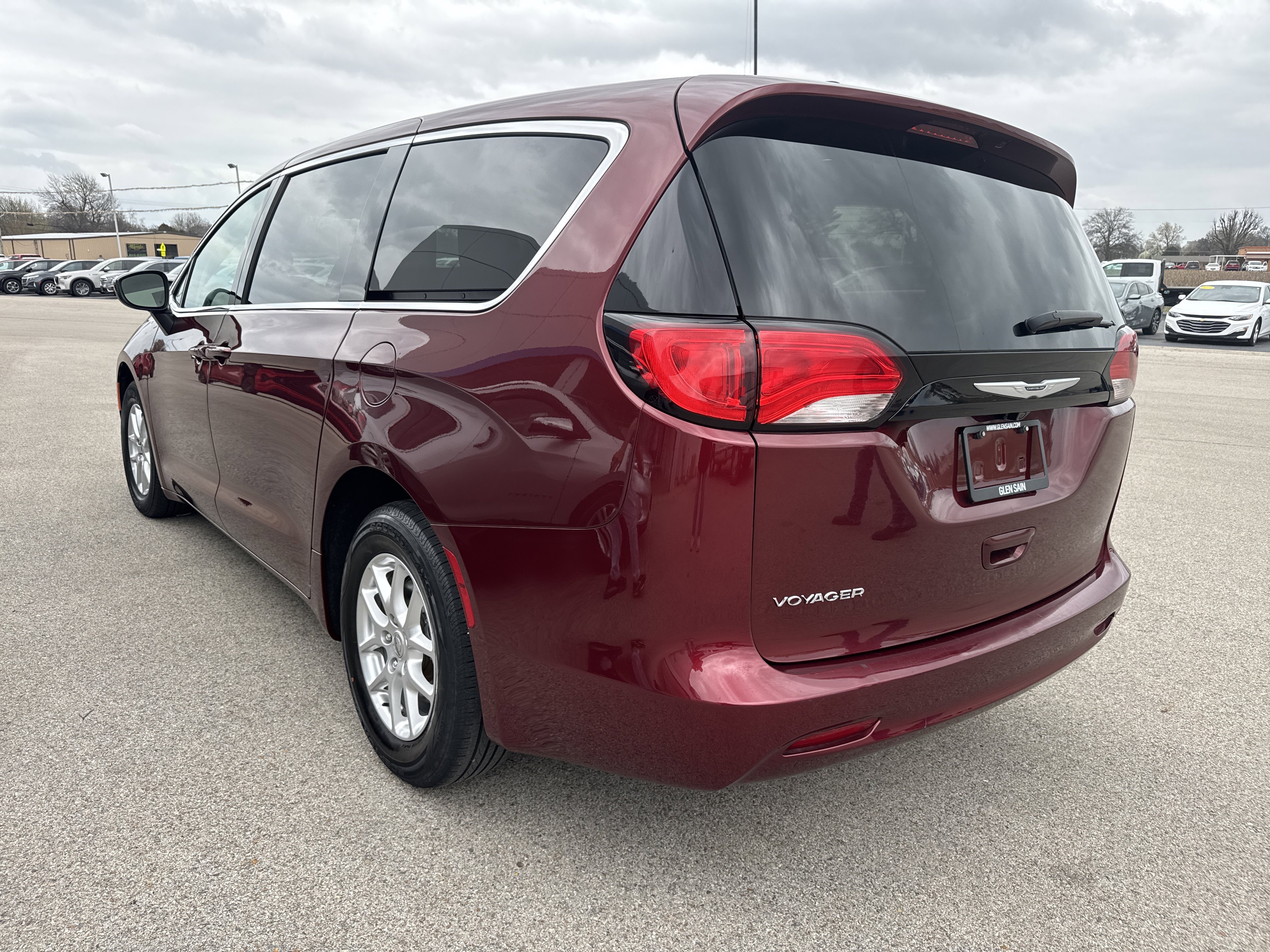 Used 2022 Chrysler Voyager LX FWD image 2