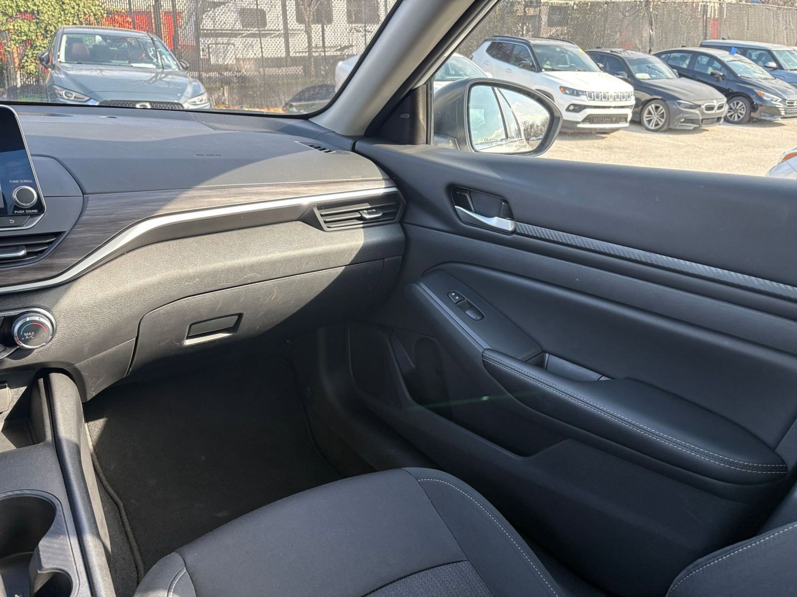 Used 2025 Nissan Altima 2.5 SV FWD image 35