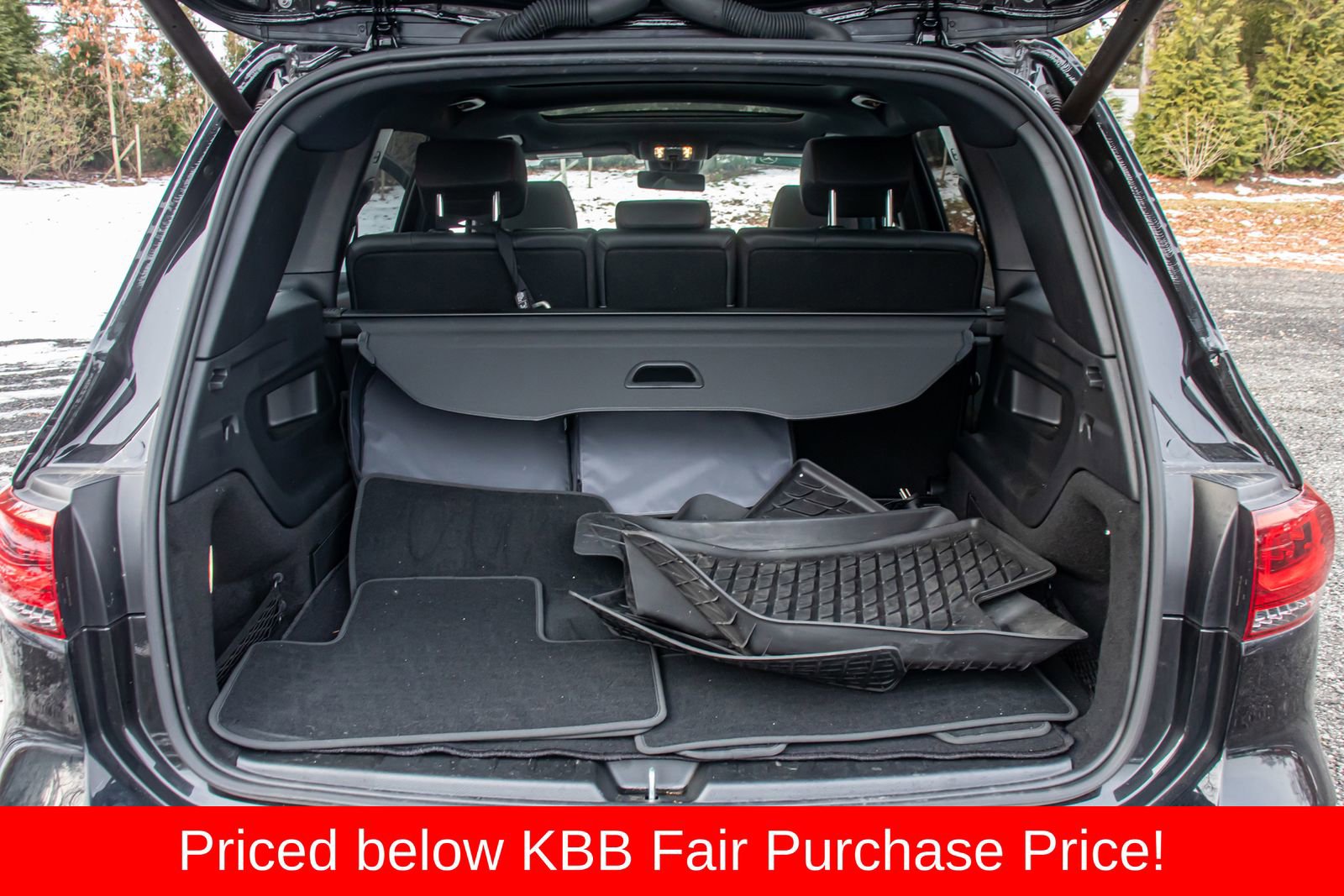 Used 2023 Mercedes-Benz EQB 300 4MATIC w/ AMG Night Package image 18