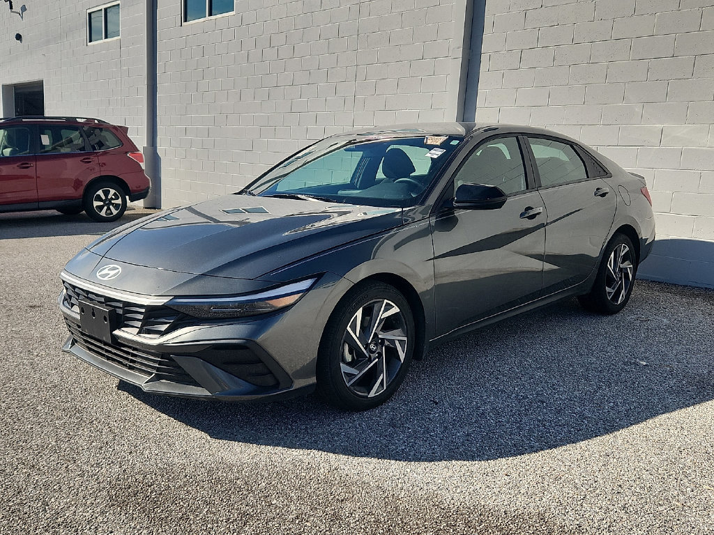 Used 2025 Hyundai Elantra Sport FWD image 3