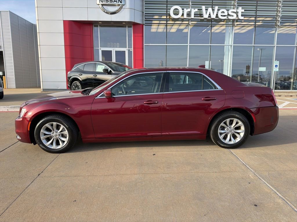 Used 2023 Chrysler 300 Touring image 2