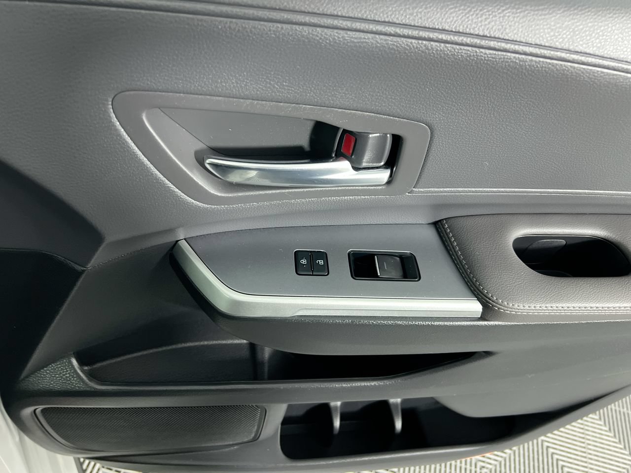 Used 2023 Toyota Sienna XSE FWD image 25