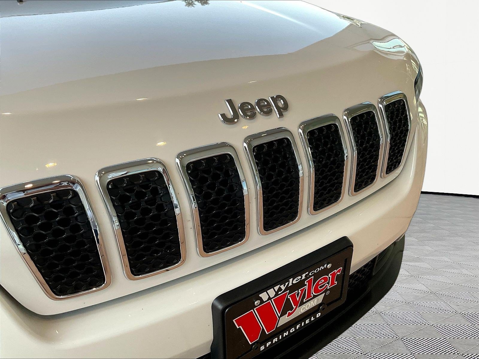 Used 2019 Jeep Cherokee Latitude Plus w/ Comfort/Convenience Group AWD/4WD image 31