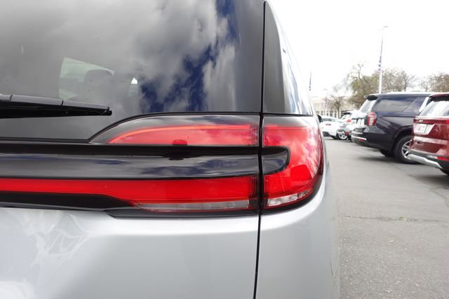 Used 2024 Chrysler Pacifica Touring-L image 6