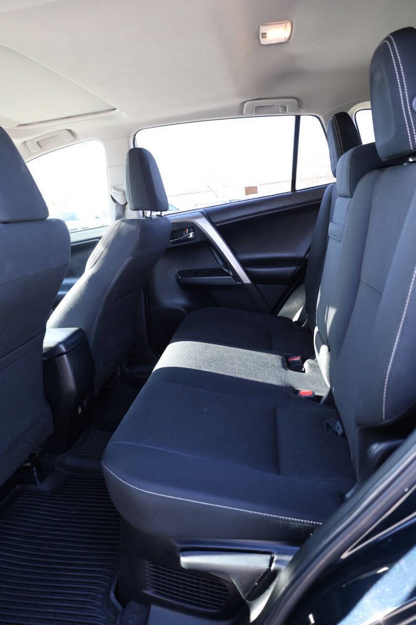 Used 2018 Toyota RAV4 XLE AWD/4WD image 17