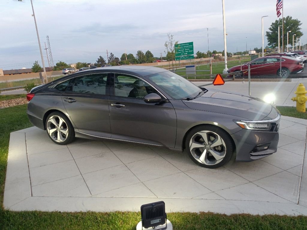 Used 2018 Honda Accord Touring image 2