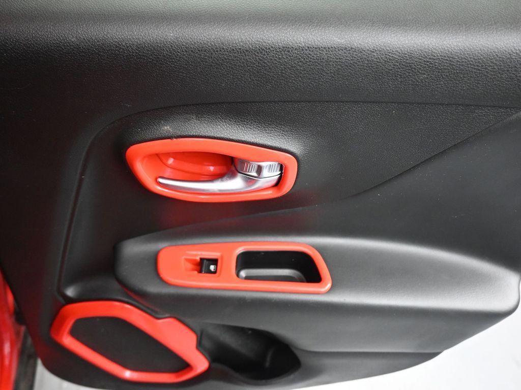 Used 2017 Jeep Renegade Altitude FWD image 32