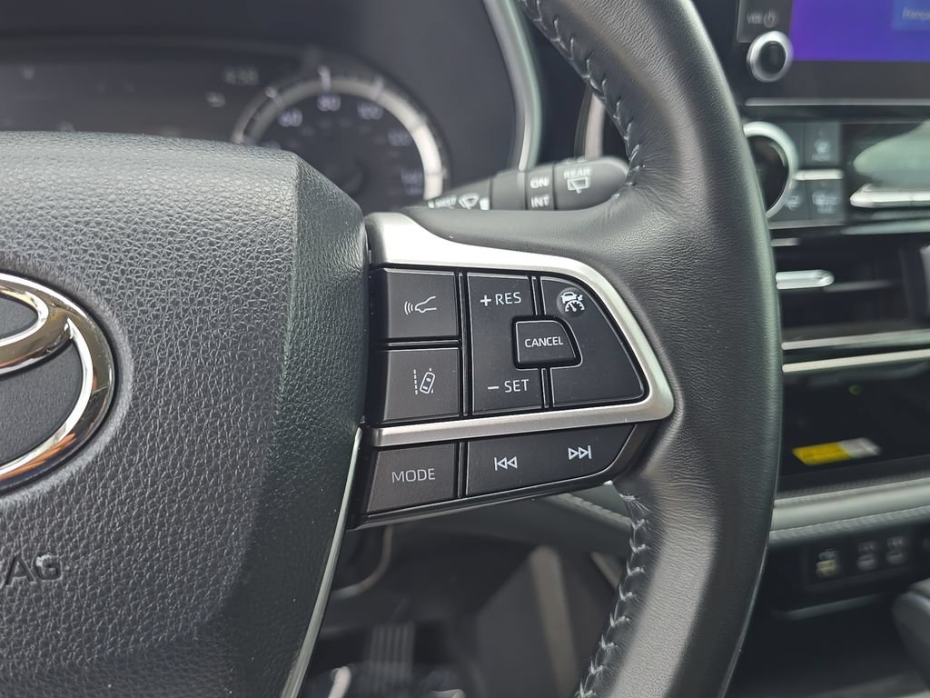 Used 2024 Toyota Highlander XLE AWD/4WD image 28