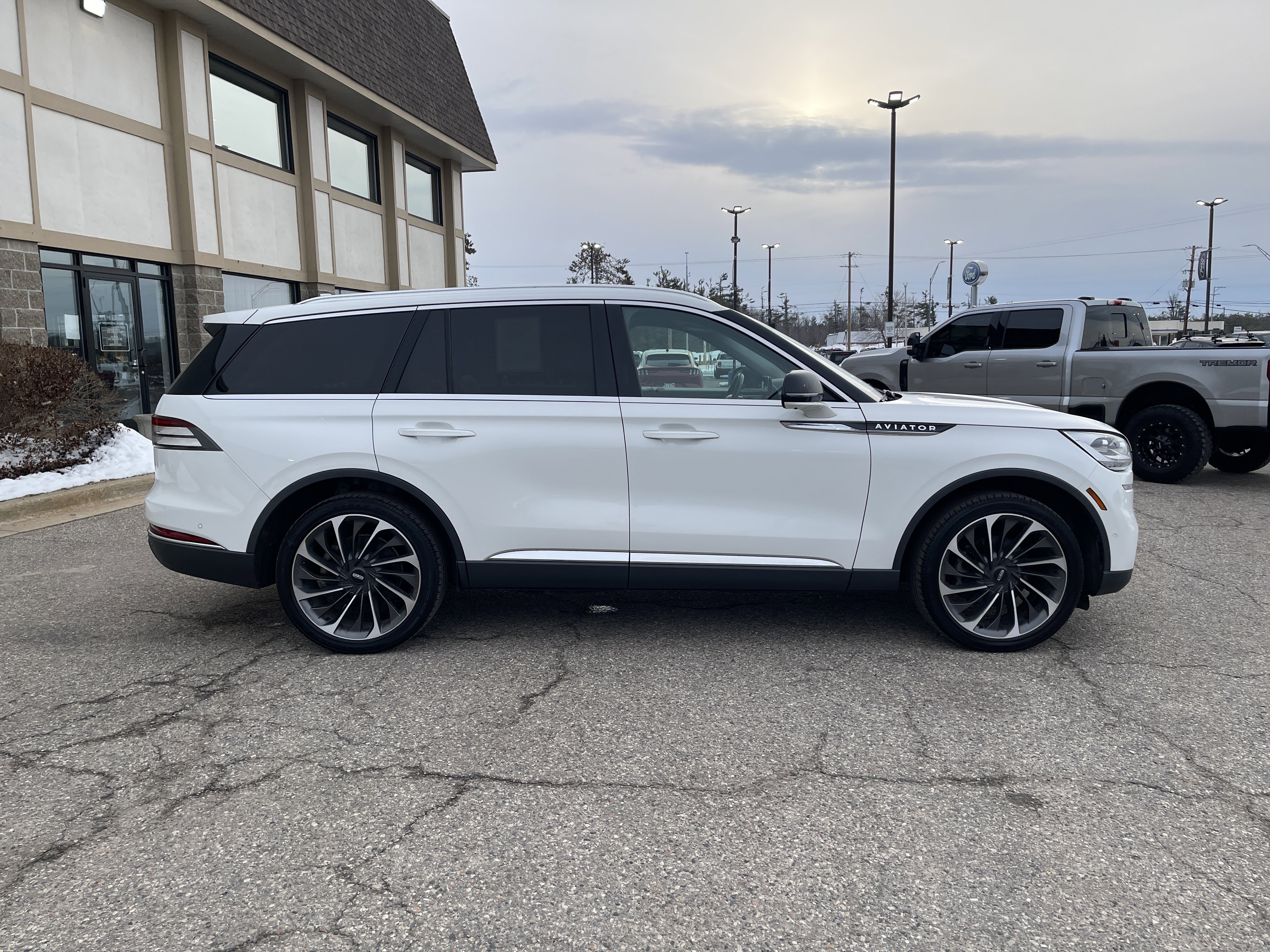 Used 2020 Lincoln Aviator Reserve w/ Equipment Group 202A image 2
