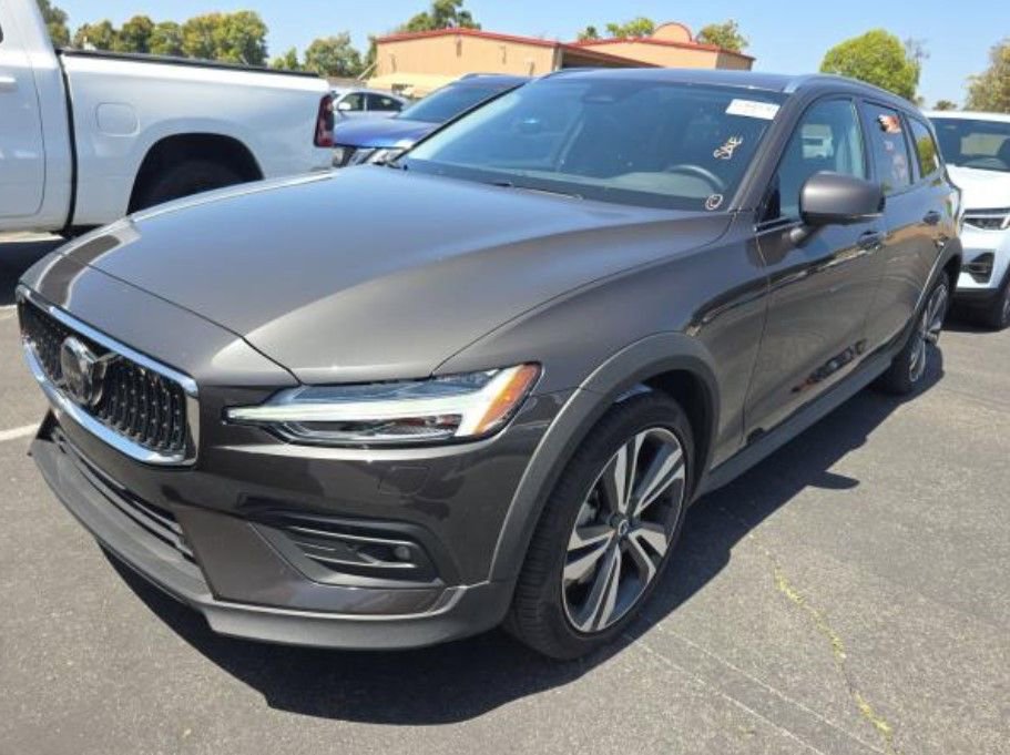 Used 2025 Volvo V60 B5 Cross Country Plus AWD/4WD image 1