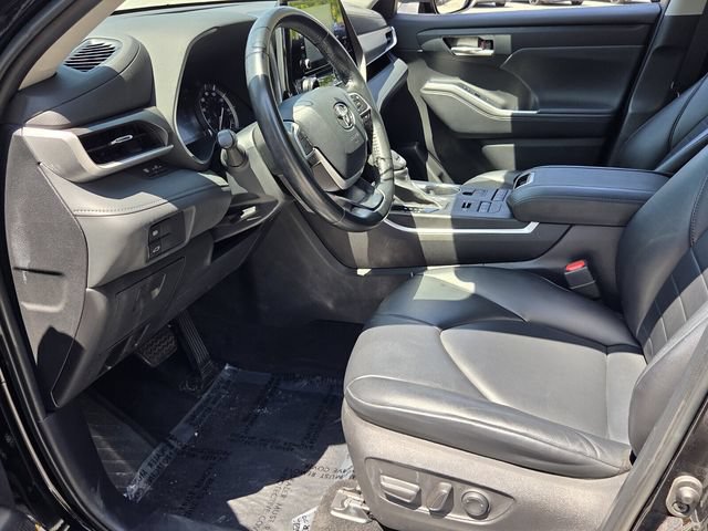 Used 2022 Toyota Highlander XLE AWD/4WD image 18