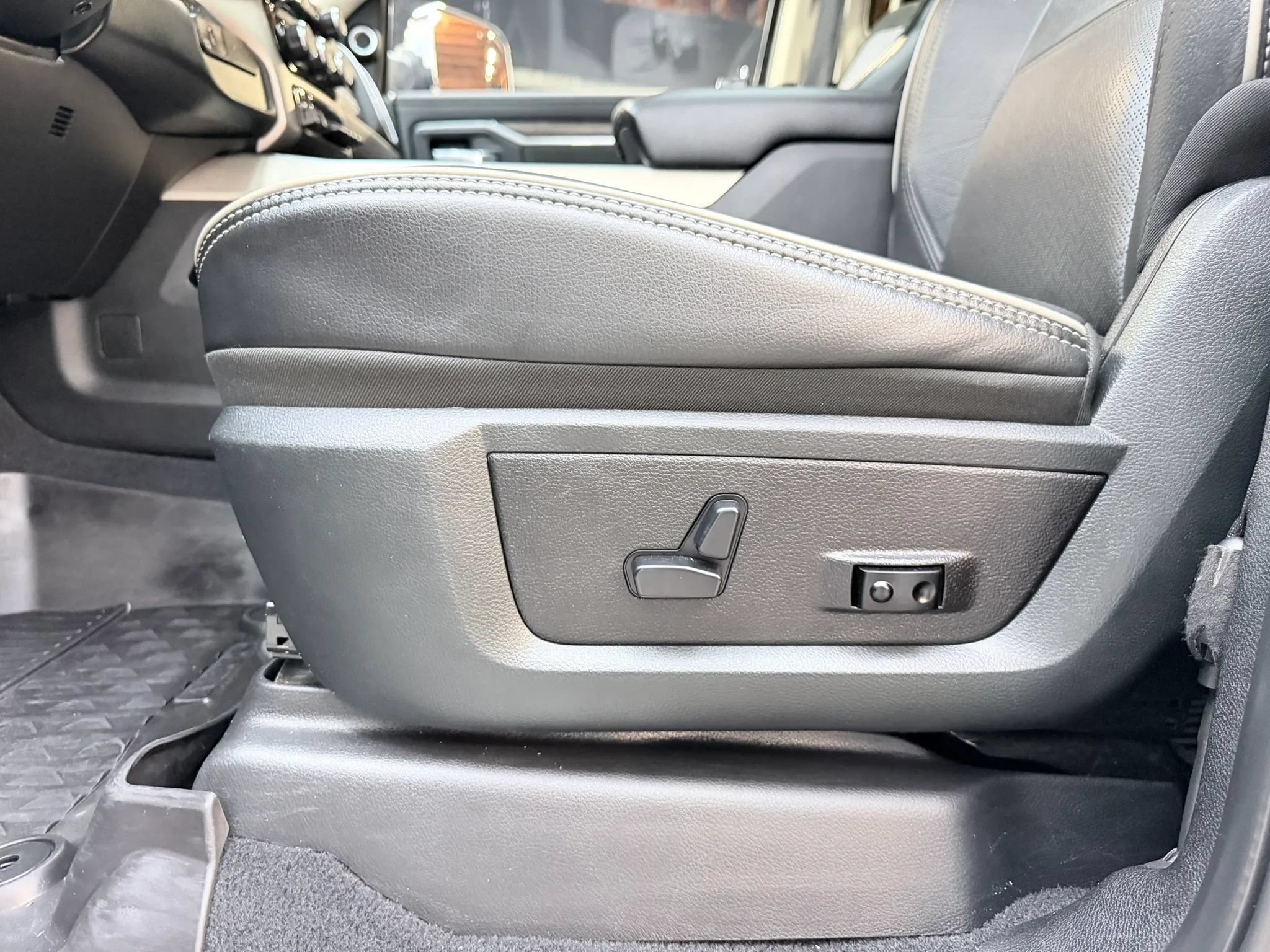 Used 2019 RAM 2500 Laramie AWD/4WD image 13