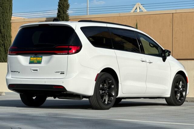 New 2026 Chrysler Pacifica Limited w/ S Appearance Package image 4